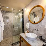Ξενοδοχείο Cratus Stone Palace 5*